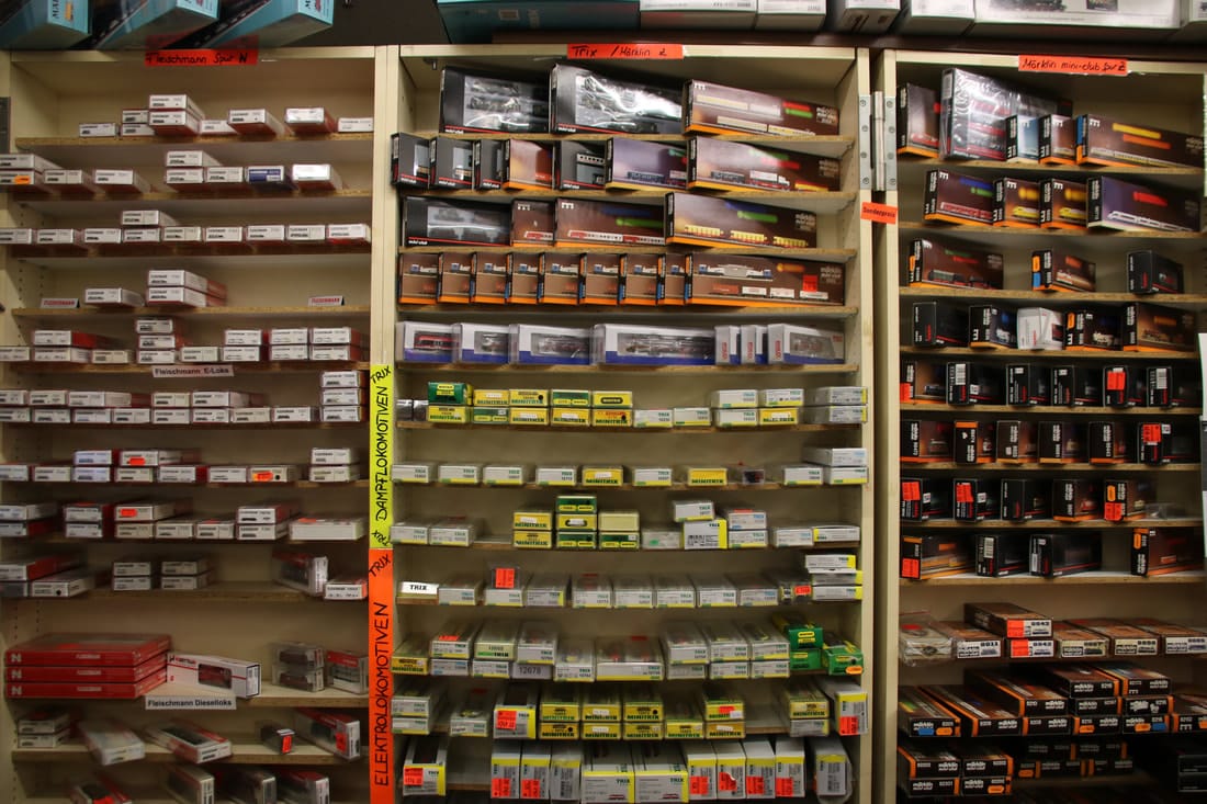 Großes Regal mit N- und Z Zügen