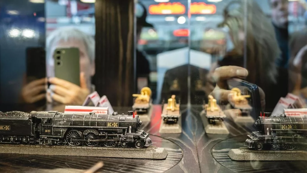 Märklin AC/DC Lokomotive in einer Vitrine