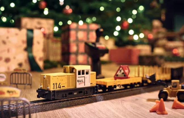 Zug mit Geschenken im Hintergrund als Teil der Weihnachtsaktion